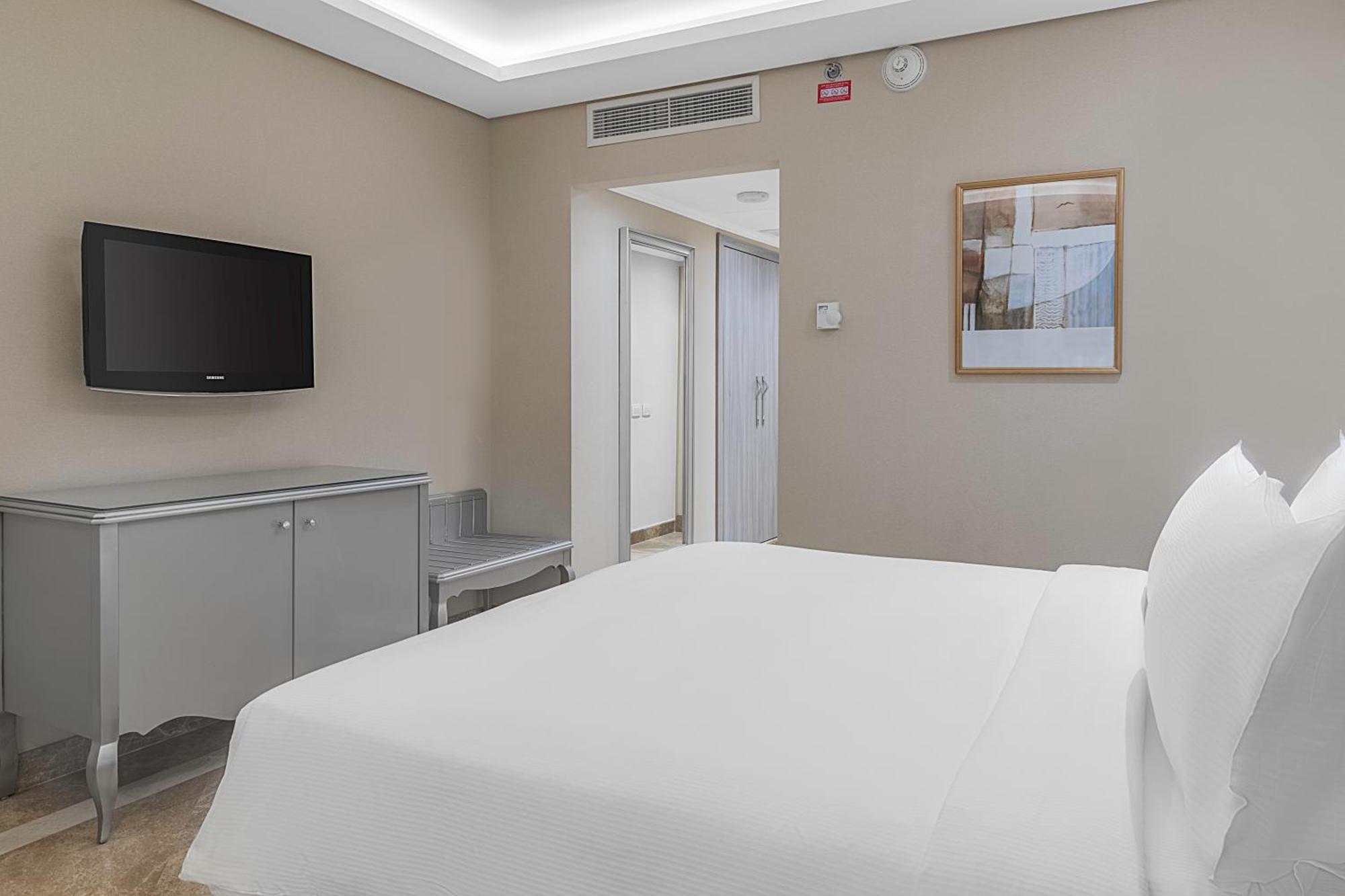 Hilton Corniche 5*